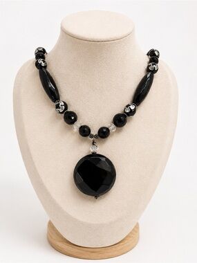 Black Faceted Pendant Bead Necklace